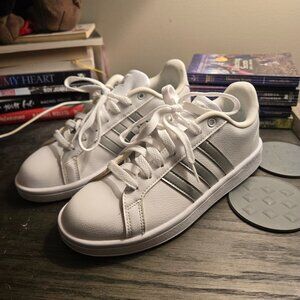 Adidas women's white and silver ART AQ0528